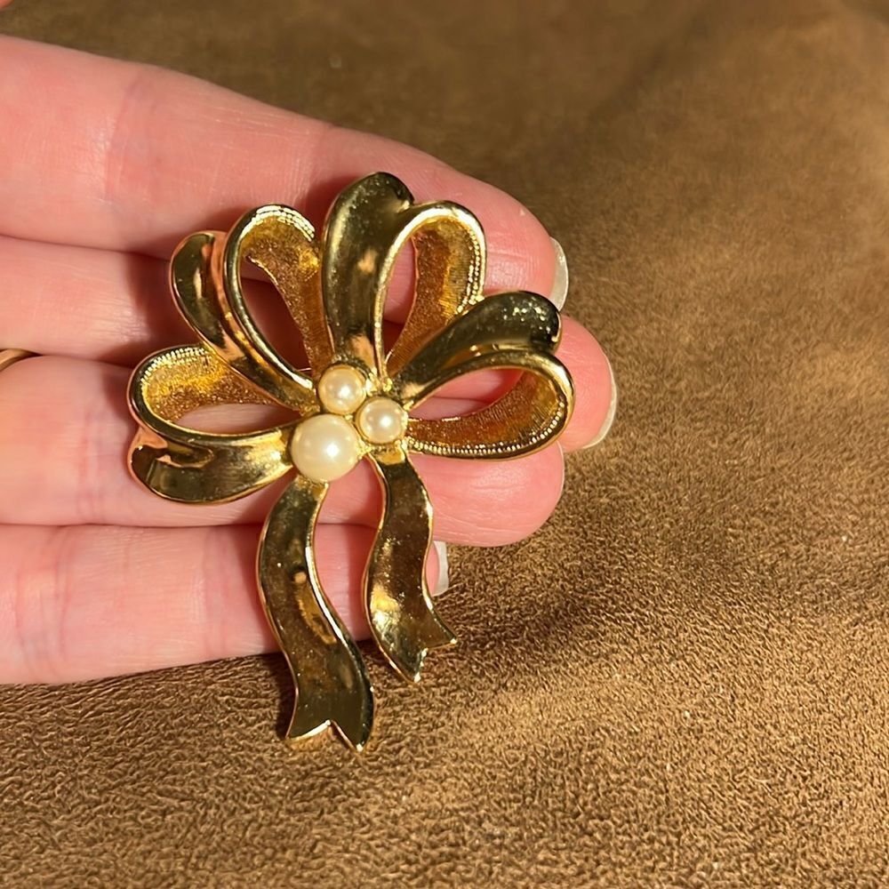 Avon Vintage Ribbon bow pin with 3 faux pearls.